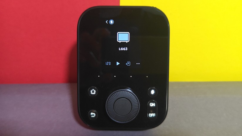 Anwender können mit dem Hub 3 Switchbot-Geräte über einen Touch-Bildschirm und einen Drehregler steuern. Der Hub integriert auch viele Infrarot-Fernbedienungen, sodass alte Geräte smart werden. Als Matter-Bridge kann er viele Geräte auch an andere Plattformen wie Apple Home und Home Assistant weiterreichen.