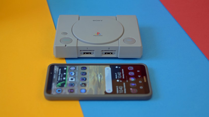 Die Playstation Classic neben einem 6-Zoll-Smartphone.
