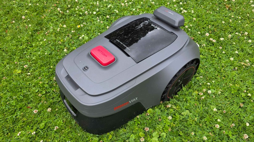 Der Mähroboter Mova Viax 500 navigiert mithilfe von LiDAR und Kameras. Er bietet eine Schnittbreite von 20 cm und mäht Flächen bis zu 600 m².
