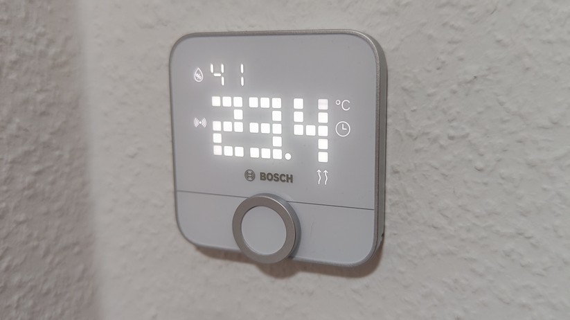 Das außergewöhnliche LED-Matrix-Display des Bosch-Thermostats leuchtet maximal 30 Sekunden. Home-Assistant-Anwender können es mit einer Automatisierung dauerhaft zum Leuchten bringen. Das könnte sich aber negativ auf die Lebensdauer der LEDs auswirken.