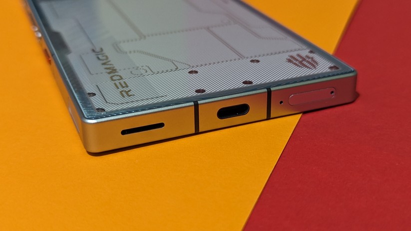 Gaming-Smartphone Nubia Redmagic 9 Pro im Test – USB-C-Anschluss, SIM-Karten-Fach und Lautsprecher