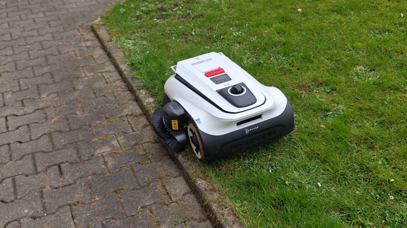 Der Trimmer funktioniert noch nicht perfekt. Aber nach zwei Durchläufen kann sich das Ergebnis sehen lassen. So wenig Nacharbeit an den Kanten bietet bislang kein anderer von uns getester Mähroboter.