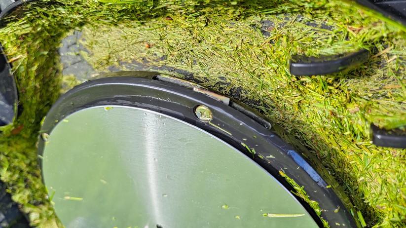 Hookii Neomow X: Mit Lidar navigiert der Neomow X zuverlässig auch in Bereichen, wo GPS-gestützte Modelle Schwierigkeiten haben. Der Mähroboter ist für Rasenflächen mit einer Größe von 4000 m² vorgesehen. Die Schnittbreite beträgt 28 cm. 