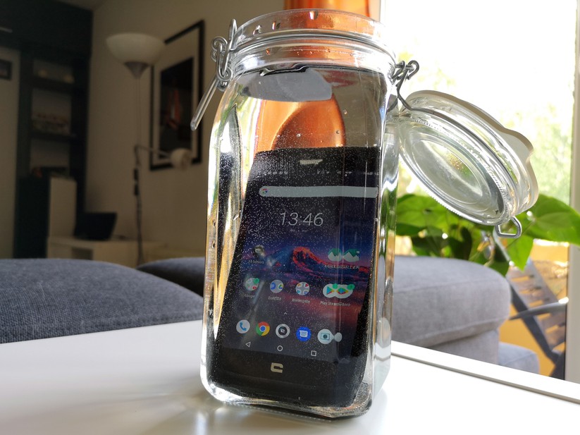Outdoor-Smartphones kann man sorglos ins Wasser versenken. 