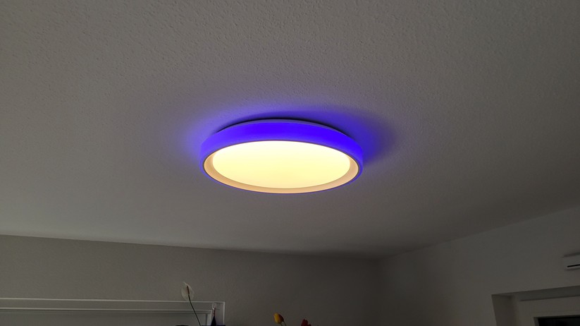 Die Aqara Deckenleuchte T1M funkt mit Zigbee und benötigt daher einen Hub. Sie ist außerdem kompatibel zu Homekit und Matter, sodass sie auch von anderen Smart-Home-Zentralen wie Apple Home, Samsung Smartthings, Homey Pro, Home Assistant, Google Home sowie Amazon Echo und Echo Hub steuern lässt. Die Hauptlampe mit einem Durchmesser von knapp 50 cm unterstützt eine Weißfarbton-Steuerung, während das umlaufende Seitenlicht dank RGBIC-Technik sehenswerte Animationen und Farbverläufe darstellen kann. Ihre LEDs sind hell genug, um einen Raum mit einer Größe von bis zu 25 m² zu beleuchten. Die maximale Leistungsaufnahme beträgt 25 Watt.  