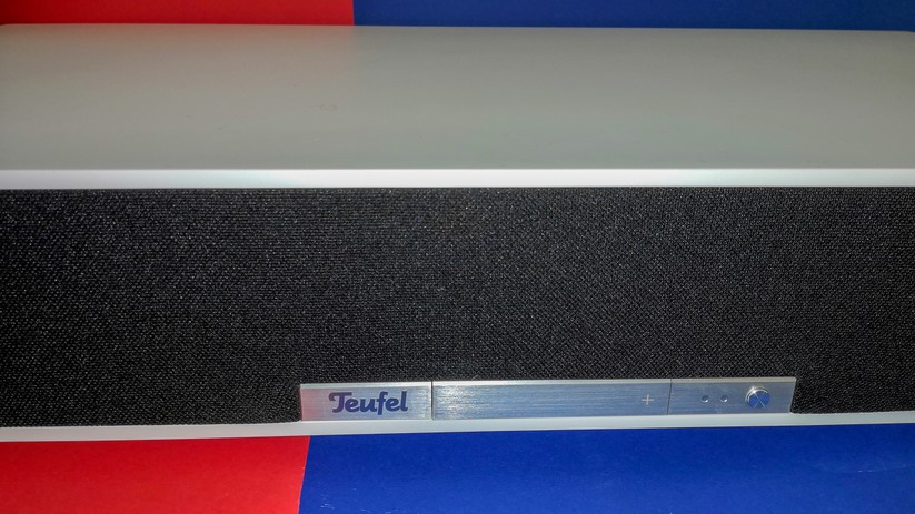 An der Front lässt sich die Lautstärke ändern. 