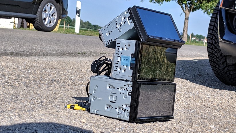 Von oben nach unten: Sony XAV-AX3005, JVC KW-M745DBT, Kenwood DMX7017DABS