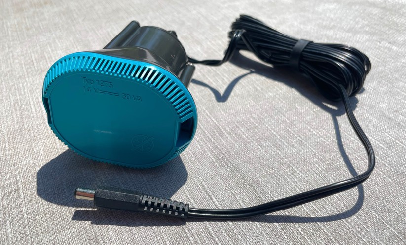 Die Pumpe der Gardena Urlaubsbewässerung wird per Netzteil mit Strom versorgt.