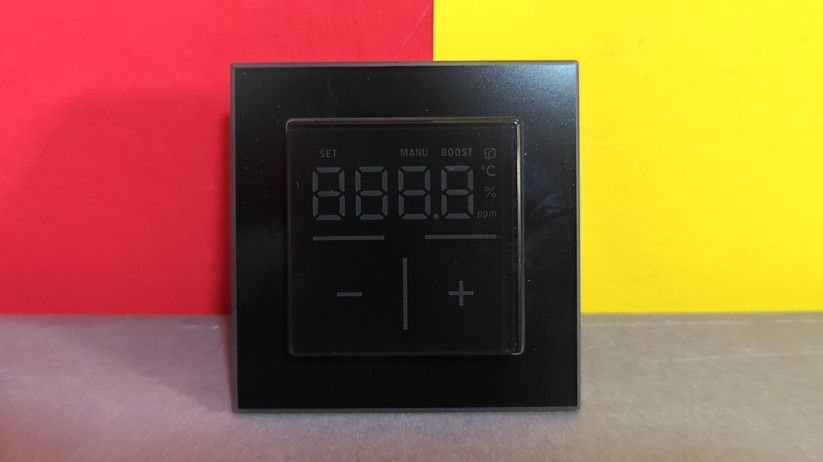 Das Homematic IP Glas-Wandthermostat mit CO₂-Sensor gibt es in Schwarz oder Weiß. Auf seinem Glas-Display kann es Temperatur, Luftfeuchte und CO₂-Konzentration abwechselnd anzeigen.