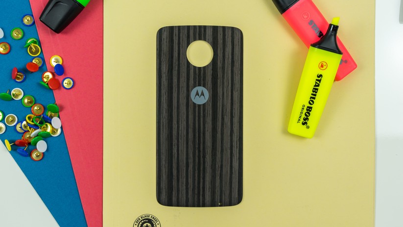 Zusätzlich zu den Modulen gibt es auch normale Rückseiten im Holz- oder Kohlefaser-Design – ohne eine Funktion.