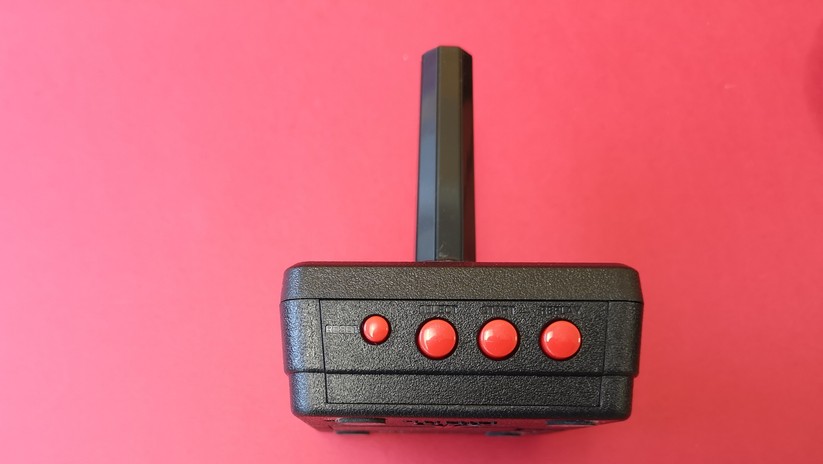 Die kabellose Variante des Joysticks hat ein paar zusätzliche Bedientasten.