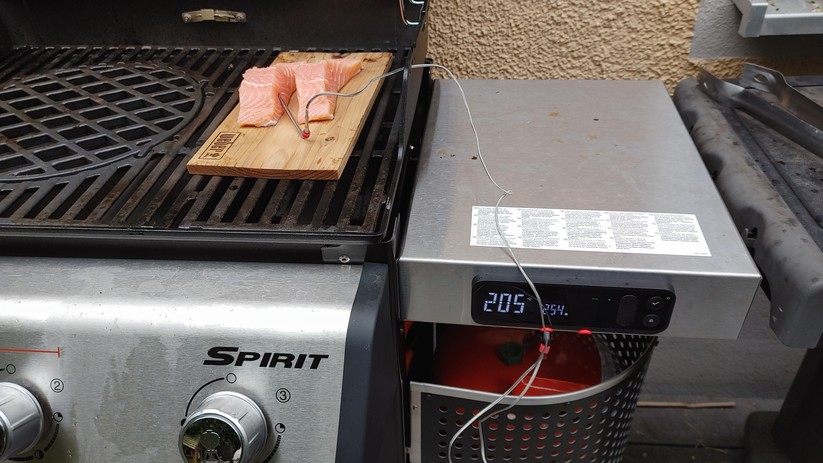 Rechts über dem Gas sitzt der Weber Smart Grilling Hub auf dem Seitentisch. Das System misst die Temperatur des Grills und kann bis zu zwei weitere Sonden aufnehmen. 