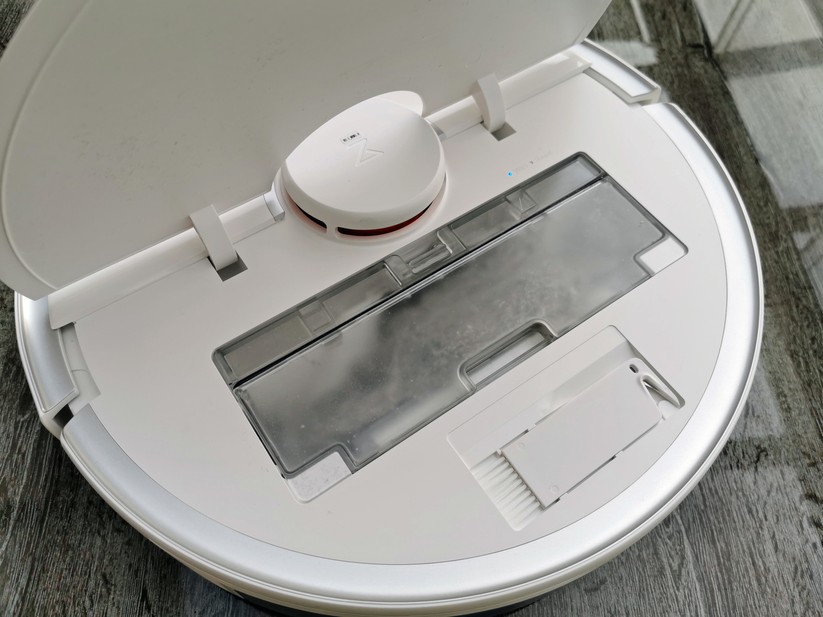 Der Staubbehälter ist einfach zu entnehmen