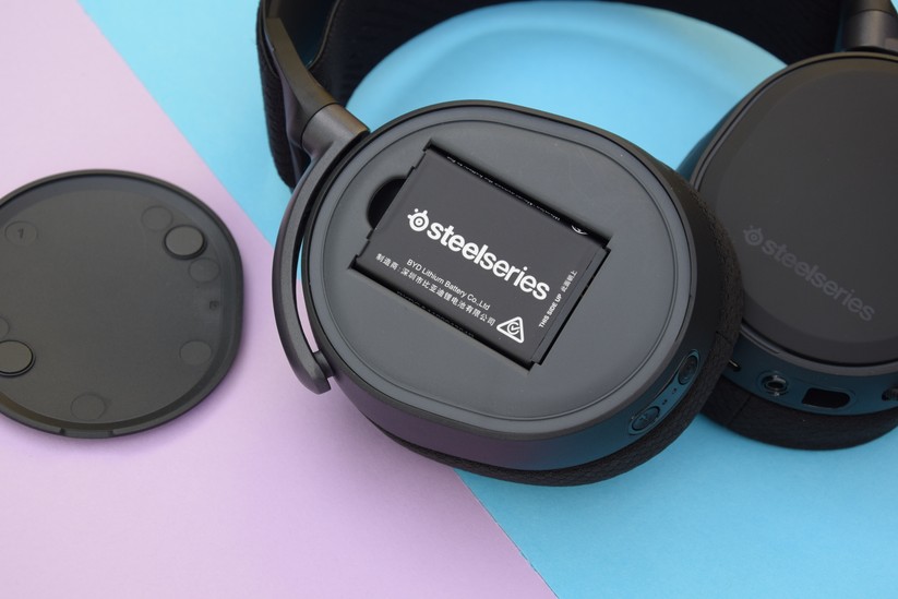 Der Akku im Headset, im Paket liegt ein zweiter bei. 