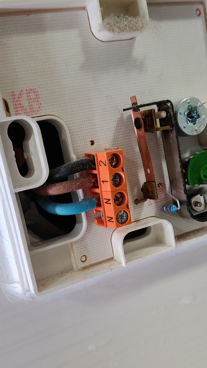Tado X (2. Gen.): Für die Installation muss das alte analoge Thermostat von Eberle zunächst entfernt werden.