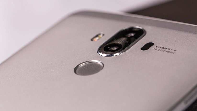Das Huawei Mate 9 hat gleich zwei Kameras ein Bord. Die beiden Sensoren lösen 12 und 20 Megapixel auf, Brennweite und Öffnungsverhältnis sind identisch.