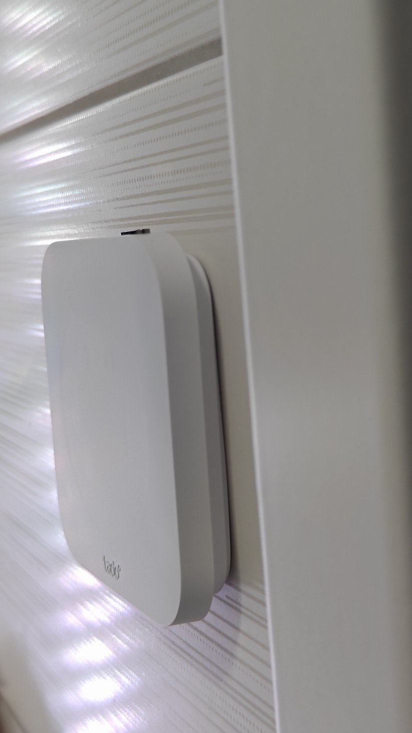 Im direkten Vergleich zur ersten Generation fällt das neue Thermostat deutlich schlanker aus. Da die Halterung kleiner ist als das Display, entsteht der Eindruck, das Thermostat würde vor der Wand schweben.