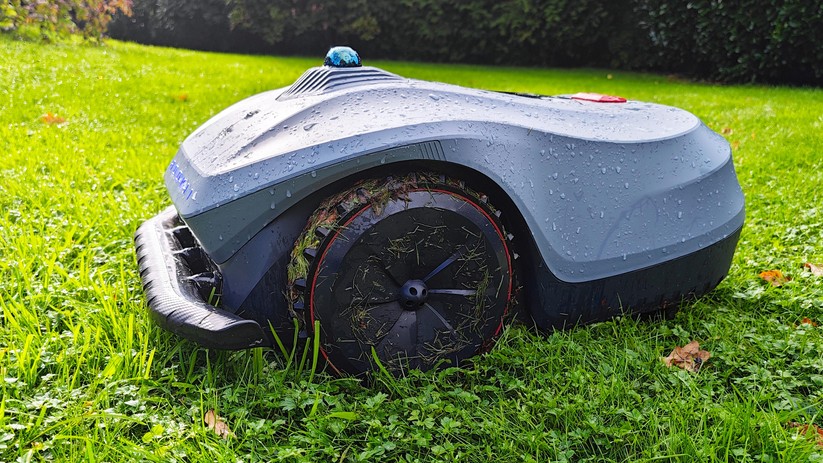 Hookii Neomow X: Mit Lidar navigiert der Neomow X zuverlässig auch in Bereichen, wo GPS-gestützte Modelle Schwierigkeiten haben. Der Mähroboter ist für Rasenflächen mit einer Größe von 4000 m² vorgesehen. Die Schnittbreite beträgt 28 cm. 