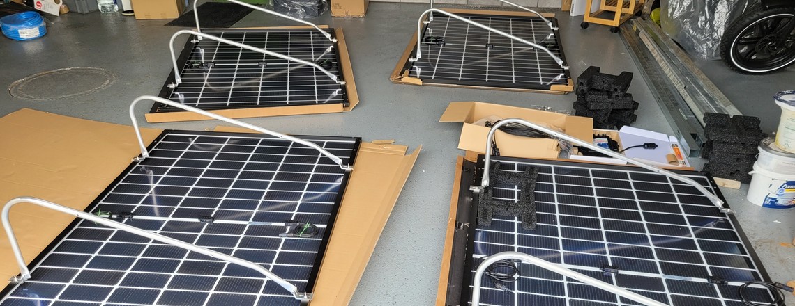 Solakon On Power: Balkonkraftwerk mit vier Solarmodulen und 3,2 kWh großem Stromspeicher