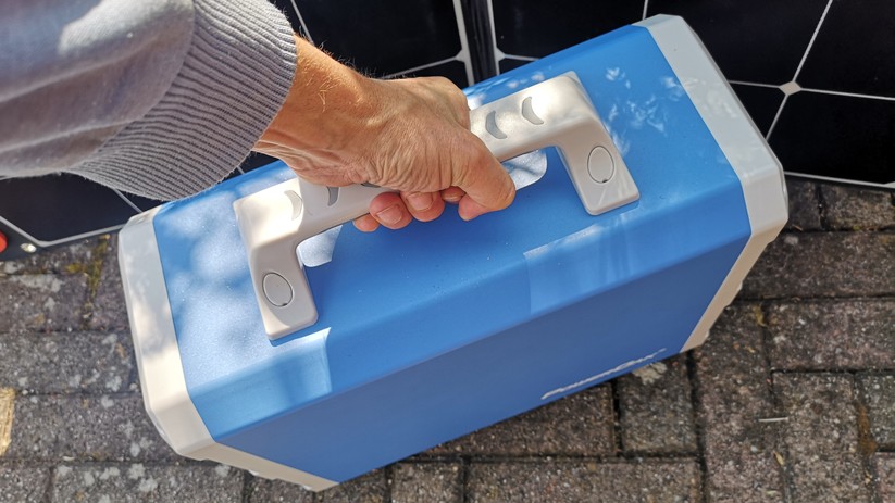 Die Powerstation Bluetti Poweroak EB150 wiegt über 17 kg.