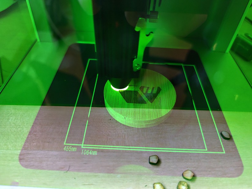 Hier beim gravieren eines Flaschenöffners.