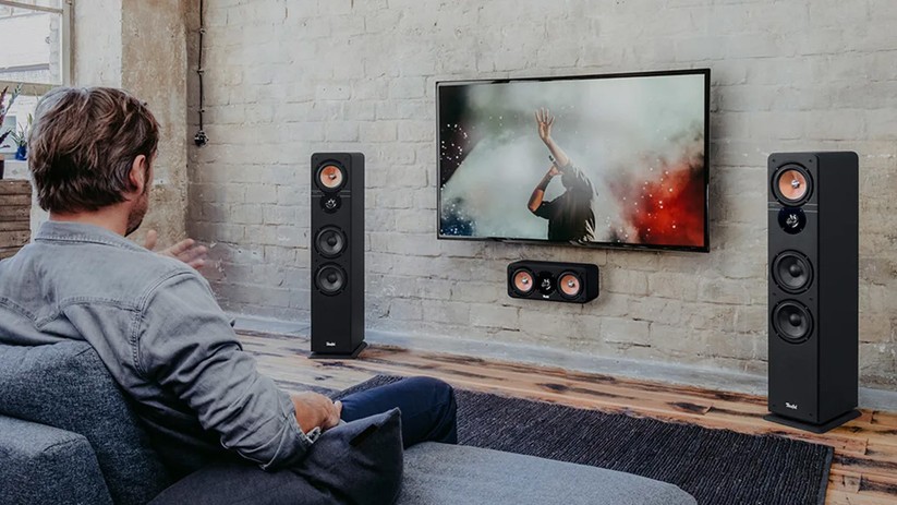 Ein großer Raum benötigt mehr Leistung der Heimkino-Komponenten