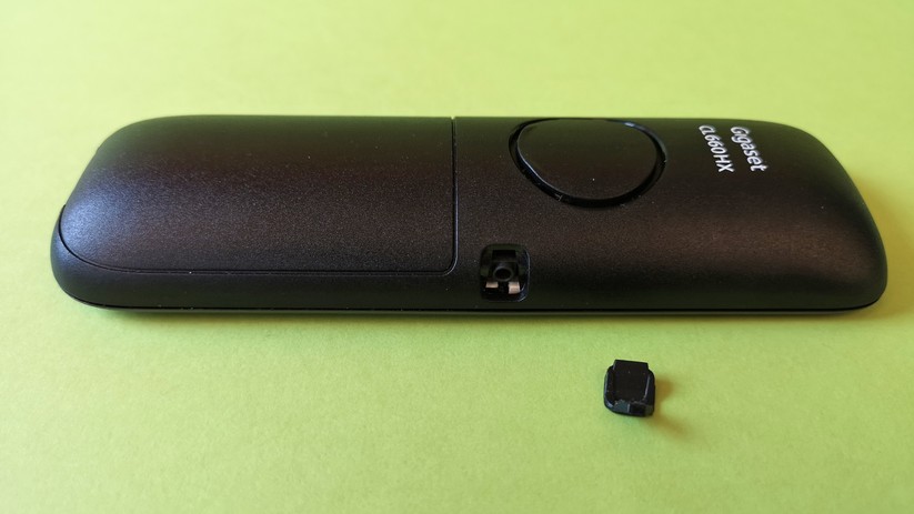 Die Positionierung des 2,5-mm-Anschlusses für ein Headset ist etwas unglücklich.