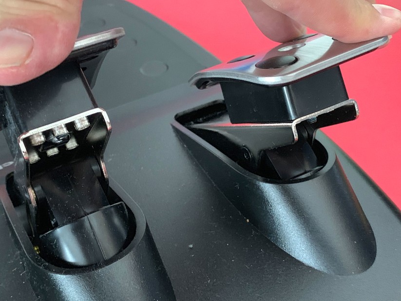 Hier drücken wir Kupplungs- und Bremspedal mit der Hand rein. Die Kupplung hat einen Anschlag und benötigt relativ wenig Kraft, bei der Bremse muss man kräfit treten – wie beim richtigen Auto.