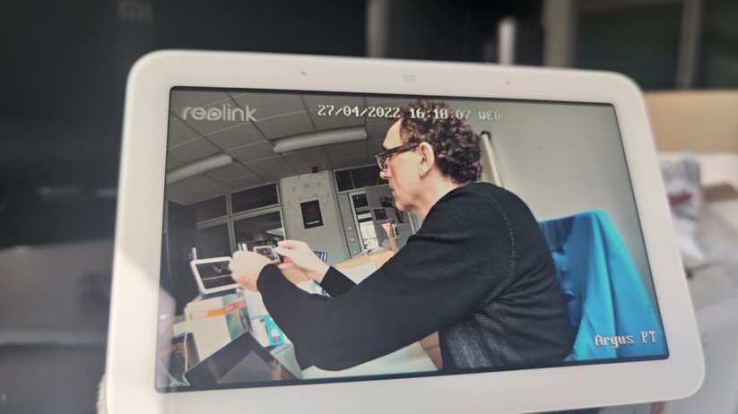 Reolink Argus PT: Die Ausgabe auf ein Smart Display unterstützt die Reolink ebenfalls. Nutzer müssen aber eine teils beträchtliche Verzögerung in Kauf nehmen. Mit dem Google Nest Hub sind es etwa 8 Sekunden.