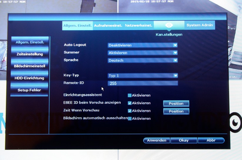 Der integrierte Monitor hat ein geringe Auflösung was bei Schriften zur einer entsprechenden Klötzchengrafik führt. Farbdarstellung und Kontraste des Monitors sind wenig überzeugend.