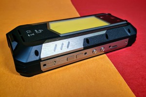  Outdoor-Handy mit Monster-Akku & Beamer