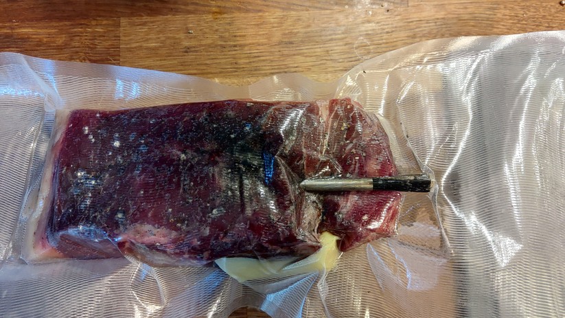 Das Meater-Thermometer, vakuumiert im Beutel. Dank Bluetooth kann man die Temperatur dennoch ständig abfragen. 