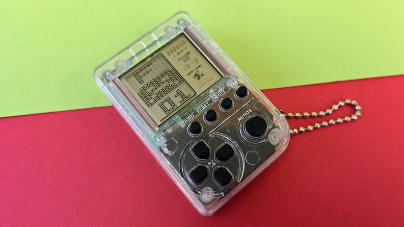 Konsolen für den Schlüsselbund sind lediglich ein Gag. Sinnvoller ist die Anschaffung einer vernünftigen Retro-Konsole.