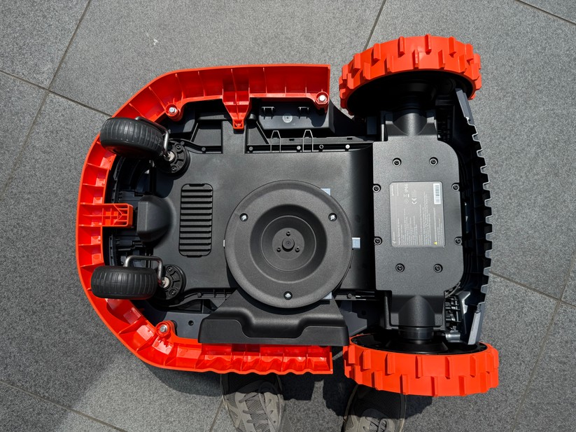 Der Segway Navimow X350 von unten.