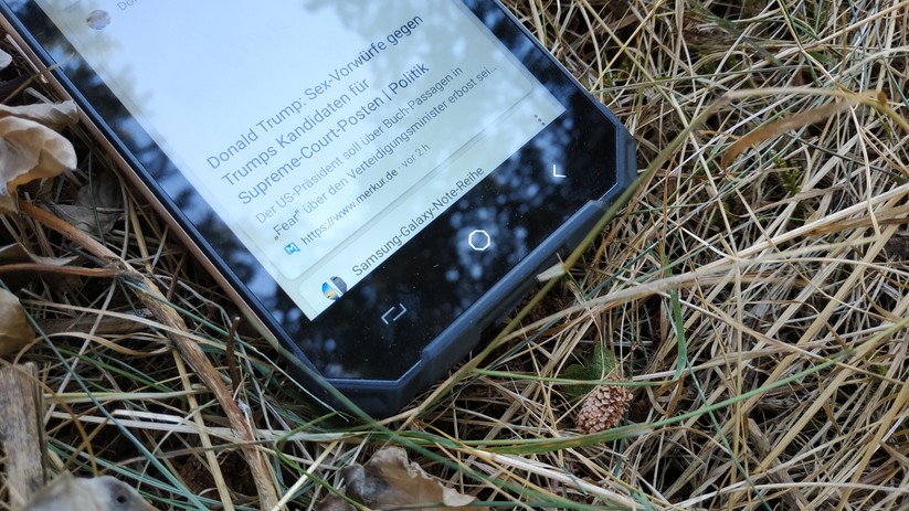 Unterhalb des Displays gibt es berührungsempfindliche Navigations-Buttons.