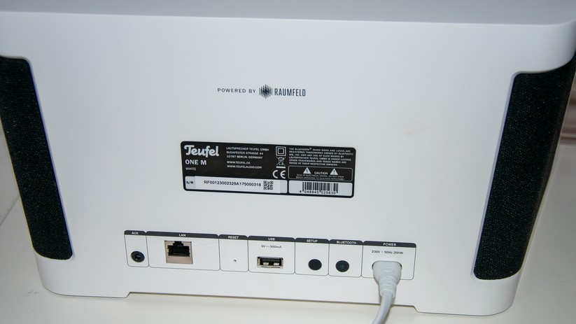 Neben den Streaming-Quellen kennen die Raumfeld-Geräte  zusätzliche Anschlussmöglichkeiten. Musikdateien auf USB müssen aber am Host-Geräte angeschlossen werden, jedes Raumfeld-Setup hat eins davon. 