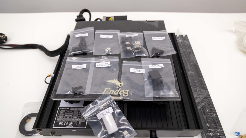 Die Schrauben und sonstigen Montagematerialien sind in einzelnen, durchnummerierten Tüten verpackt, die zum jeweiligen Schritt der Anleitung gehören.