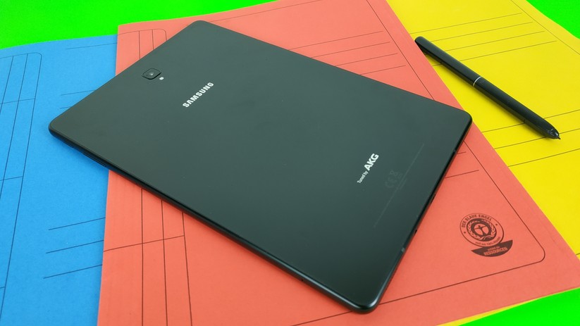 Die Glasrückseite sieht schick aus, ist aber anfällig für Fingerabdrücke.