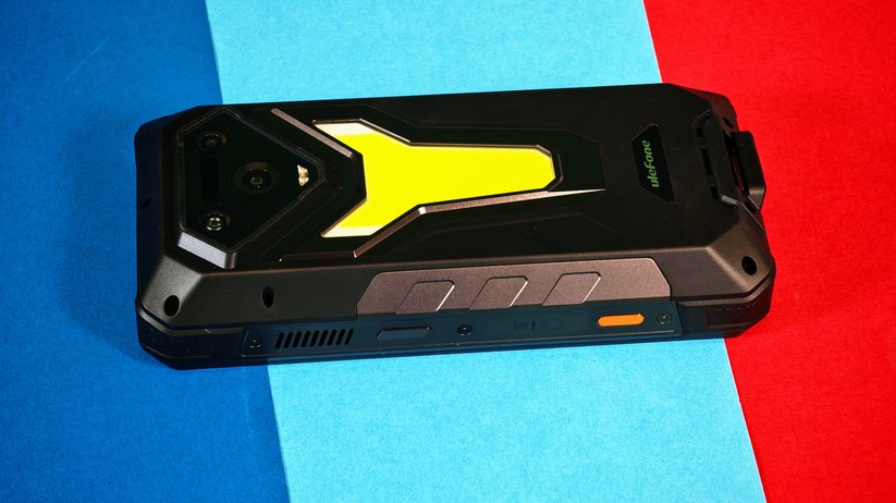  Outdoor-Handy mit Beamer, Nachtsichtkamera und XXL-Akku 