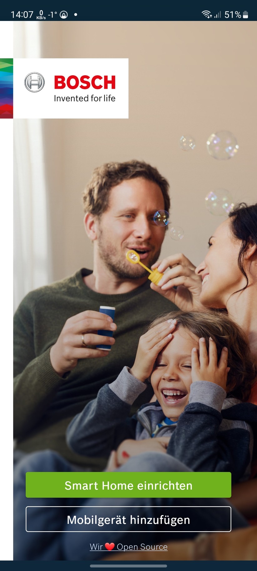  Mit der Smart-Home-App von Bosch wird das Thermostat in Betrieb genommen. Eine Registrierung ist erst nötig, wenn man die an die Bosch-Cloud gebundenen Partnerfunktionen wie Sprachsteuerung (Amazon, Google) oder Homekit nutzen möchte.