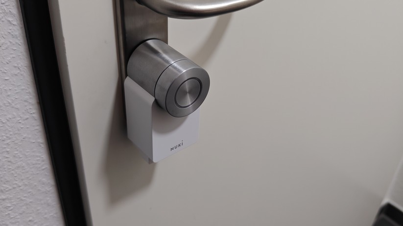 Im Unterschied zum Nuki Smart Lock 4.0 bietet die Pro-Variante WLAN- und Thread-Support. Und dank Aluminium-Knauf sieht das Nuki Smart Lock Pro 4.0 auch besser aus als die Standard-Variante.