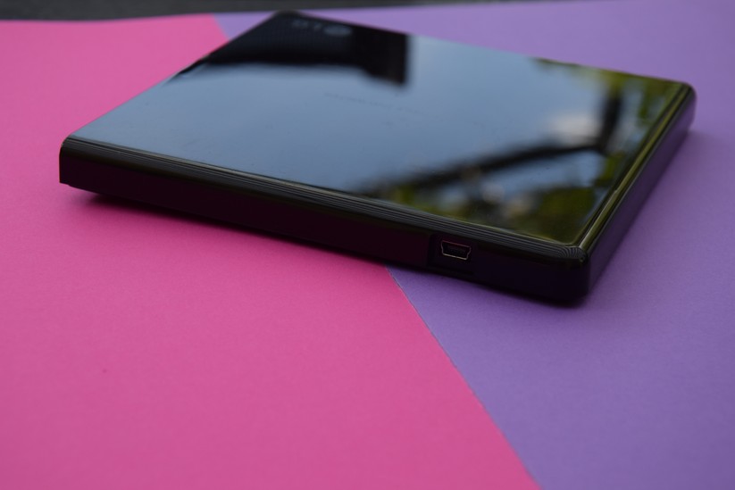 Der Brenner wird per Mini-USB mit dem Rechner verbunden. Er nutzt USB 2.0.