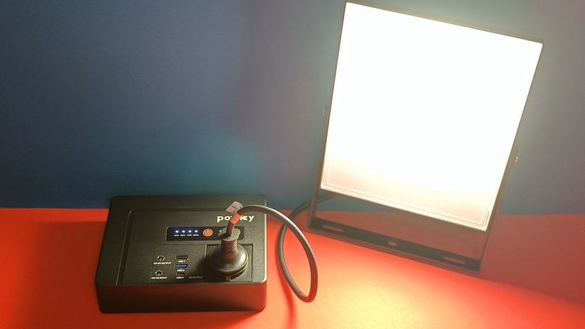 Powkey Powerbank mit Steckdose beim Kapazitätstest mit einem 50-Watt-Strahler.