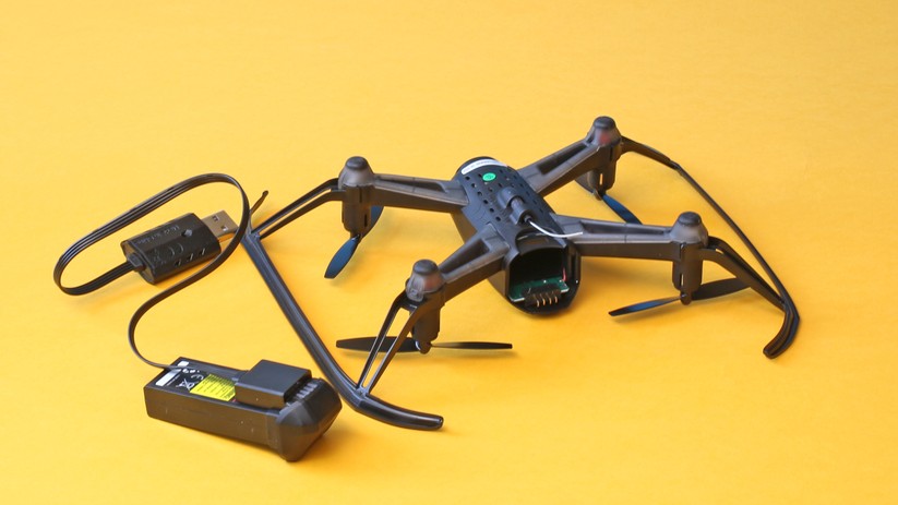 Der Akku sitzt versteckt im Inneren der Drohne.