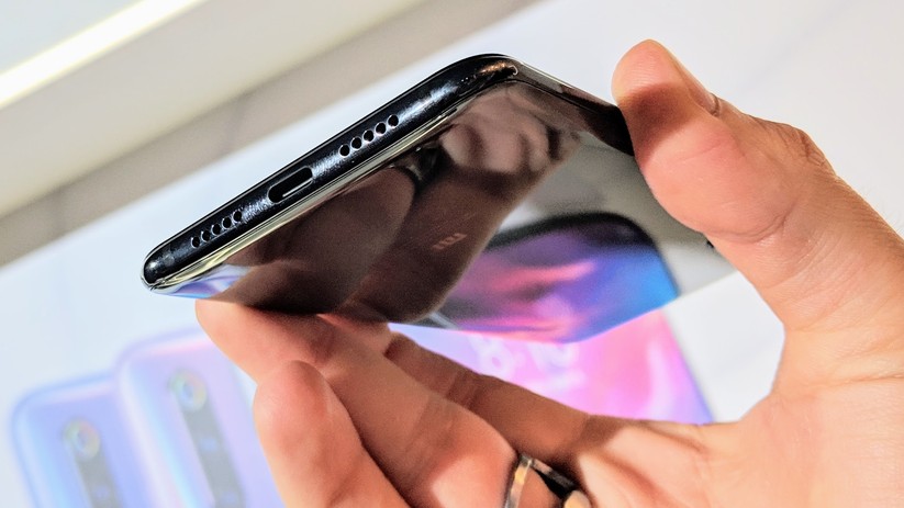 Die schwarze Variante des Xiaomi Mi 9 ist schick, zieht aber Fingerabdrücke an.