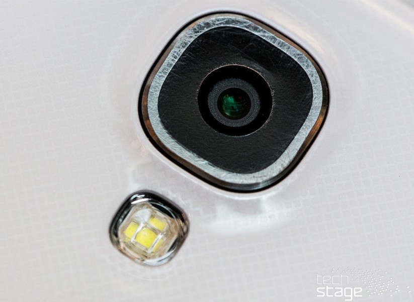 Hier sind Kamera und Foto-LED zu sehen.