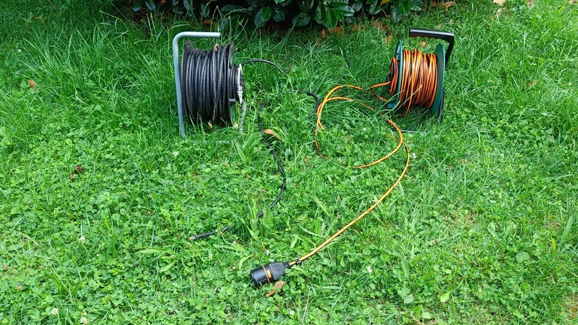 Im Außenbereich sind auffällige Farben im Vorteil. Das schwarze Kabel auf dem Foto wurde übersehen und durchtrennt.