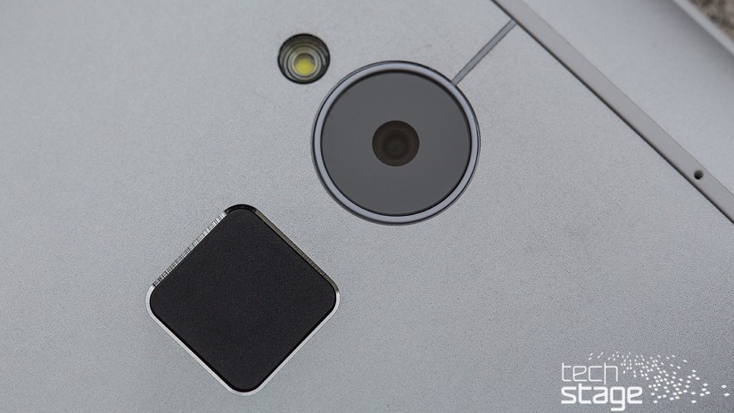 Die Kamera-Hardware ist exakt die gleiche wie im One Mini. Das normale One verfügt zusätzlich über einen Bildstabilisator. Übrigens: Das schwarze Viereck unterhalb der Linse ist der Fingerabdruckscanner.