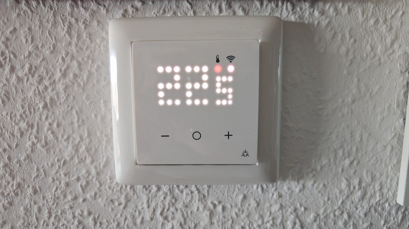 Eberle UTE-3500: Smartes Thermostat für wassergeführte Fußbodenheizungen. Dank Matter-Unterstützung kann es von vielen Smart-Home-Zentralen gesteuert werden.