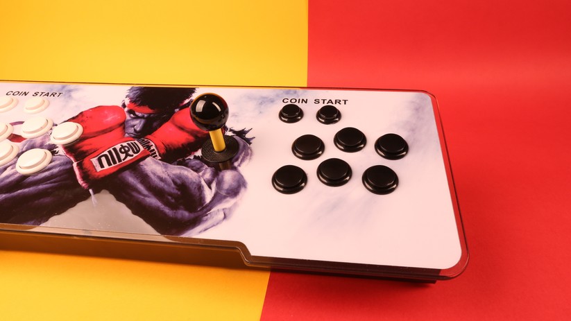 Jeder der zwei Spieler hat die selben Bedientasten und einen Joystick.